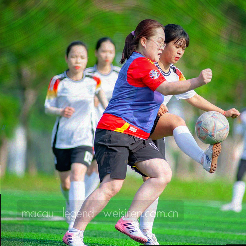 由状态条、刻度与胶囊标签组成的抽象仪表盘图形，青色与红色指示灯点缀在深色底上